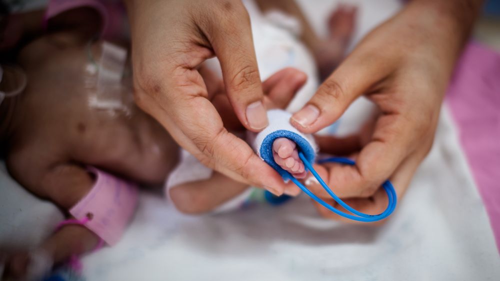 Dítě, které zdravotníci zachránili z dělohy matky v Gaze, zemřelo
